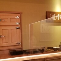 鮨 さかい - 店内は凛とした設えに風格があり程好い緊張感があります
                    そこに穏やかな雰囲気を纏った堺さんが登場すると場が和みます
                    堺大将の口上により宴が始まります