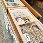 Karakuen Kikusui - 商店街側に設置された陳列