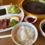 明月館 - Aランチ(カルビ・ロース) 1364円。