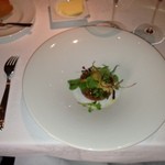 モンテ - サーモンのタルタルレンズ豆のサラダとベーコンのジュレ