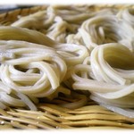 蕎麦 りぞう庵 - 戸隠そば、色白の内層粉が粘りある噛み応え　