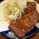 ざぶとん - 名物200円メニューの“牛ロース焼き”
      