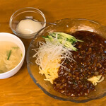Taiyoutou - ジャージャー麺 + 半チャーハン