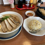 総本家しなとら - 濃厚豚骨角煮、半チャーハン、餃子1760円！高いです