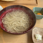 Sobakiri Ishigaki - 釜揚げそば　水で締めない釜から釜湯ごと桶に盛った熱いそば
