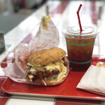 ドゥーワップチキンバーガー - ポテトとドリンクセットで690円。