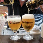 トリワイン ＰＩＫＯＳＨＨＨＵ - ビアリー注ぎ中