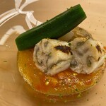 星鳗砂锅和夏季蔬菜的冷煮拼盘