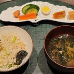 菅井 - 【今月の釜飯】さざえと万願寺とうがらし、味噌汁、漬物