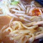 麺組 - 味噌らーめんの麺と煮卵を割ったとこ★2009/5