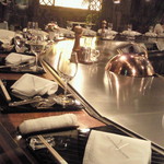 横浜うかい亭 - 鉄板越しのテーブルの様子