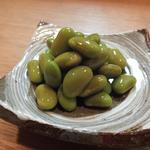 ら すとらあだ - 「ひたし枝豆」：シャキッと心地良い食感♪上品な鰹出汁が効いてます！