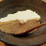 ら すとらあだ - 「自家製豆腐」：大豆のやんわりとした旨みと甘みが
      静かに降りたってくるよう！
      