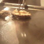 横浜うかい亭 - 鮑を切ってもらってます