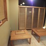 ら すとらあだ - シンプルな“居間”のようなスペースは、ホームパーティーに
      招かれたような気分
      