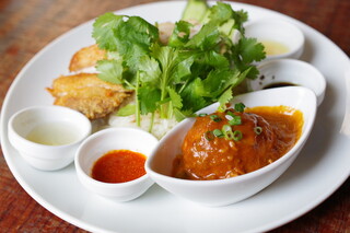 海南チキンライス 夢飯 - 海南ハーフ＆ハーフチキンライス中、パクチー、揚げゆでタマゴのカレー煮