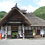 湯野上温泉駅観光案内所 - 駅舎