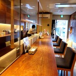 Ikkakujuu - お店に入るとカウンター席、店の奥にテーブル席があります。