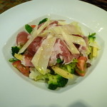 ラ・トリュフ - たっぷりお野菜の生ハムサラダ