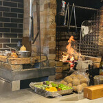 アンファロ - カウンター越しのキッチンには薪火が