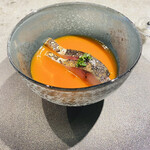 アンファロ - パルミジャーノレッジャーノムースとガスパチョ、明石の活〆鯖の炙りのせ、高知の塩とハーブ