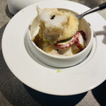 アンファロ - 程良く脂がのった鱧、玉葱の甘みが濃厚なフラン、
      低温でじっくり旨みを凝縮したドライトマトが絶品