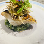 アンファロ - 薪の香りをまとわせた皮目はパリッ
      身はホワッ、茄子のタルタルとサマートリュフ
      口の中でまとまりのある１品