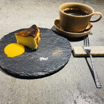 アンファロ - バスクチーズケーキ、マンゴーピューレと土佐塩と胡椒を添えて
      RIOさんの珈琲