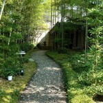 ロペ倶楽部 テラスレストラン - クラブハウスに続く竹林のアプローチ