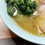 横濱ラーメン あさが家 - 鶏油多めのスープ。