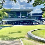 STARBUCKS COFFEE - 芝生が綺麗な岡崎公園に面した店舗