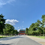 STARBUCKS COFFEE - 岡崎公園から平安神宮の応天門を臨む