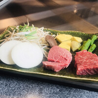 佐賀牛 季楽 銀座  - 左が国産牛、右が佐賀牛