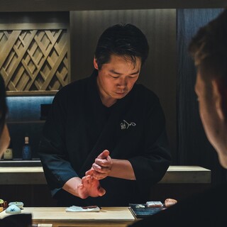 江戸前寿司と美酒のマリアージュが鮨mの世界へ誘います。