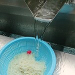 戸倉峠名物 滝流しそうめん - 