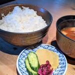 溶岩焼き 黒牛の里 - ご飯、お味噌汁、お漬物（知多牛上味くらべランチ）