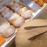 ラ・パティスリー・デ・レーヴ - デ・レーヴの店内ショーソンポム　トレーもトングもかわいい