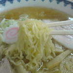 三吉屋 西堀本店 - 縮れ極細麺に、あっさりした煮干しダシのスープ。