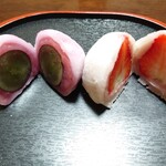 Kakiyasu Koufukudou - ピオーネ大福250円、夏いちご大福400円の断面✨餡子はそれぞれピオーネ餡にいちご餡！高級品ですが爽やかな後味で断面も美しい✨