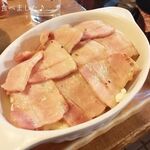 ざぶとん - めんどくさいと云われている美味しいグラタンにベーコンのせ(^^♪