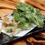 八丈島郷土料理　梁山泊 - 明日葉とネリ(島オクラ)の天ぷら盛り合わせ
