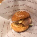 鳥匠 いし井 - これは最低でも普通サイズ、出来れば特大サイズで食べたいタンドリーチキンバーガーでした(^^)小さいのが悔しいったらありゃしない…(･･;)