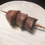 鳥匠 いし井 - 信州 黄金軍鶏 砂ズリ
      →焼かれる前からルビーのような砂ズリに♡勿論素晴らしい食感と軽やかさを満喫です！