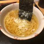 鳥匠 いし井 - ラーメン
      →麺は麺屋棣鄂さんっぽいような…そして何と言ってもこの鶏スープ！鶏肉の綺麗な旨味が溢れていて抜群(^O^)／これも普通サイズで食べたいです！