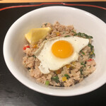 鳥匠 いし井 - ガパオライス
      →可愛らしい鶉卵の目玉焼が可愛らしく、独特な鶏そぼろの味わいが癖になりますね(^^)