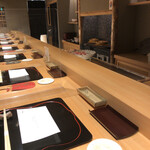 鳥匠 いし井 - 清潔感溢れる店内は焼鳥屋さんのそれではありませんね！