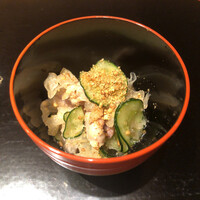 鳥匠 いし井 - 砂肝縁側と白木耳の胡麻浸し
                    →縁側は低温調理で柔らかく仕立てて、白木耳と食感を合わせるように…そしてさっぱりと♪食感を大切になさるというのは嬉しいですね(^O^)／