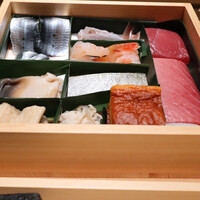 鮨 こしかわ - その日使う食材を見せてくれます。