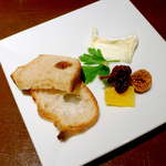 BAR Too - ノルマンディ地方の白カビチーズ「サンタンドレ」バターに近い乳脂肪分、まったりとした味わいは格別だ