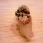 鮨 行天 - 皮剥肝乗せ　濃厚な肝の旨味にすっきりした酢飯に良く合います！